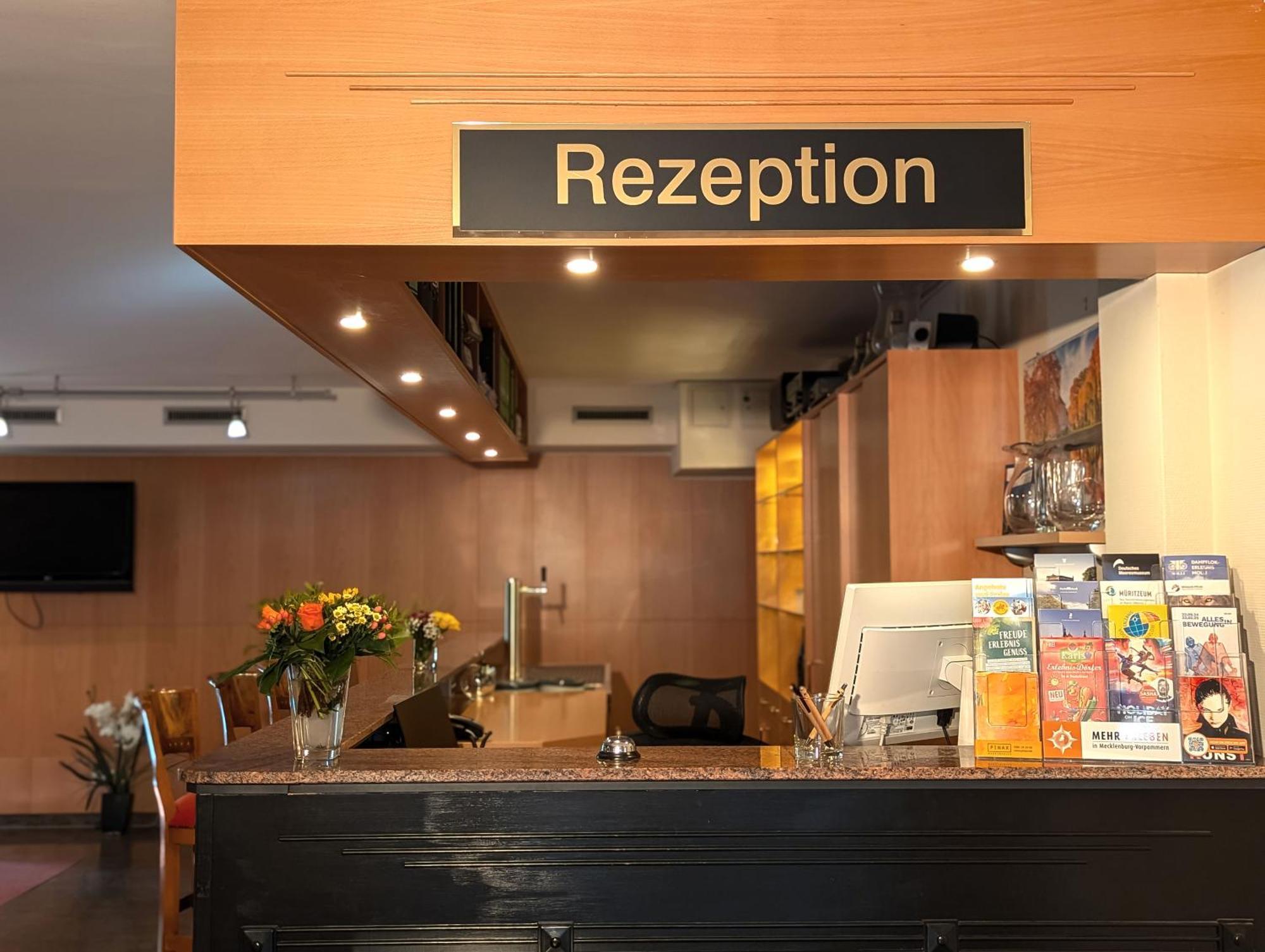 什未林老城林荫大道酒店 外观 照片